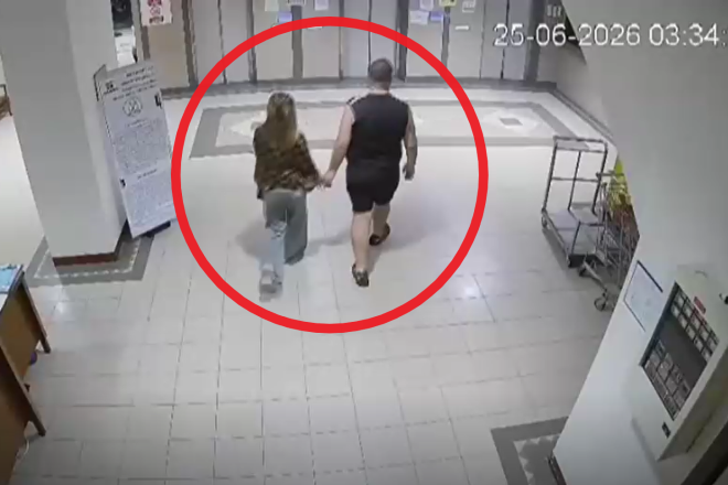   17歳のタイ人少女と手をつないで宿泊先に入る40代のオーストラリア人の男。［写真 パタヤ警察］