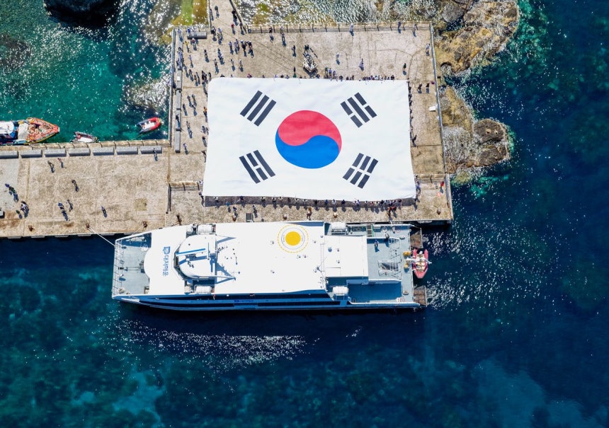   独島の東島船着き場の上に広げられた太極旗。［写真 徐坰徳教授＝ニュース1］