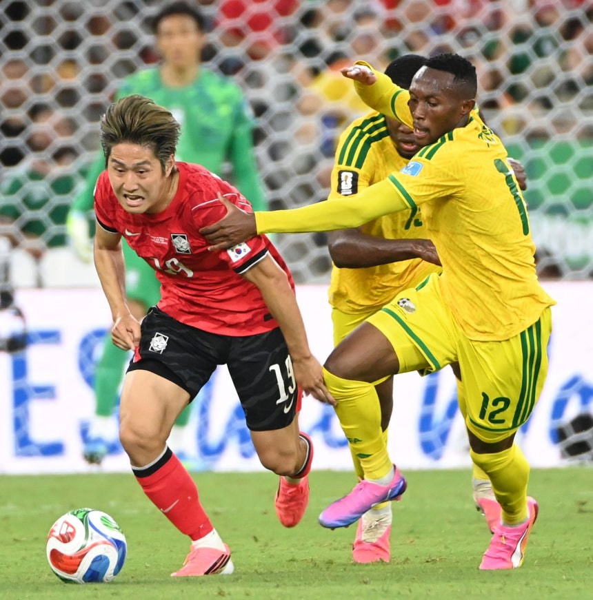 24日（現地時間）、メキシコのモンテレイスタジアムで行われたW杯A組第3戦の南アフリカ戦でドリブル突破を試みる韓国代表の李康仁（イ・ガンイン） カン・ジョンヒョン記者
