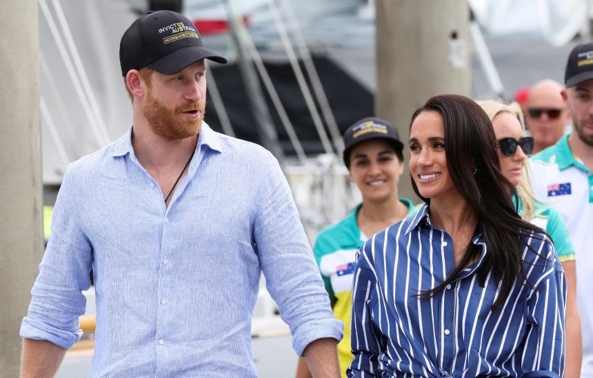 4月17日（現地時間）、オーストラリア・シドニーで、英国のヘンリー王子と妻のメーガン妃が退役軍人らとともにシドニー湾でヨットに乗った後、ラッシュカッターズ・ベイに到着している。［ロイター＝聯合ニュース］