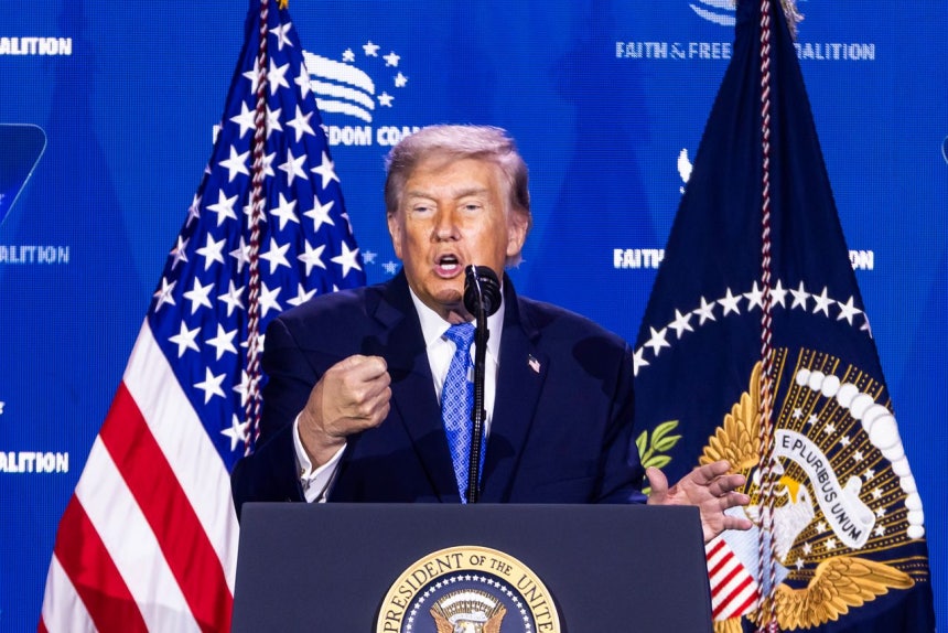 ドナルド・トランプ米大統領が26日、ワシントンのヒルトンホテルで開かれた「信仰と自由連合」の2026年政策カンファレンスで演説している。EPA＝聯合ニュース