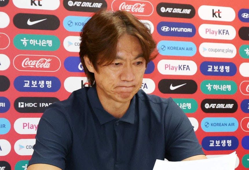 サッカー韓国代表の洪明甫（ホン・ミョンボ）監督が28日（現地時間）、メキシコのグアダラハラのベースキャンプ地でW杯決算記者会見を行い、不振の責任を取って監督から退く意向を明らかにした。 ［ニュース1］