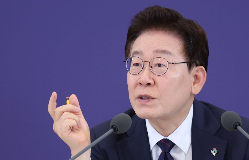 韓国の李在明（イ・ジェミョン）大統領が26日、青瓦台（チョンワデ、大統領府）で開かれた「未来・新安保イノベーション企業育成戦略会議」で発言している。ニュース1