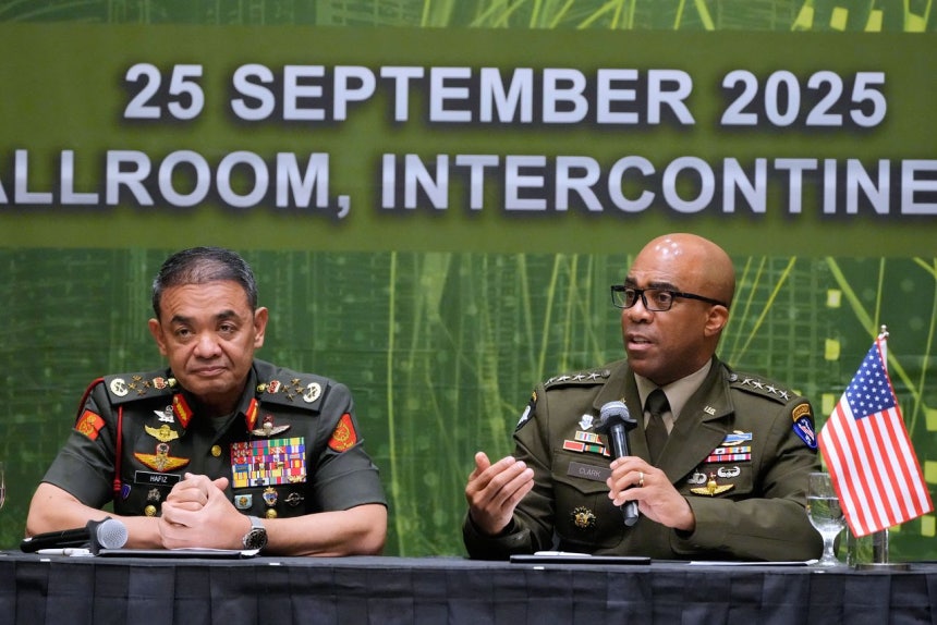 クラーク米太平洋陸軍司令官（右）が昨年9月にマレーシアで開かれたインド太平洋陸軍参謀長会議でマレーシアのムハンマド陸軍司令官とともに記者会見をしている。［写真 AP＝聯合ニュース］