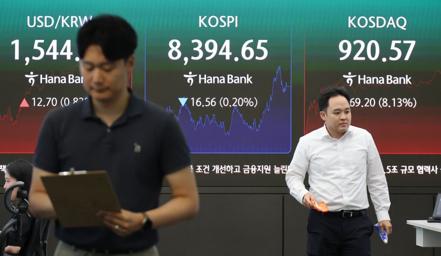 29日、ソウルのハナ銀行ディーリングルームのモニターにKOSPIとKOSDAQの終値が表示されている。［写真 聯合ニュース］