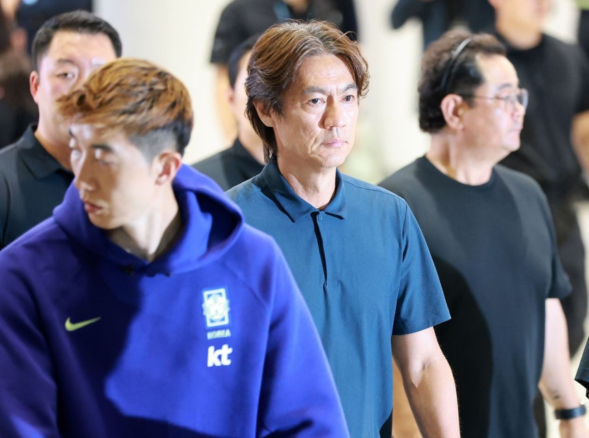2026北中米ワールドカップ（W杯）32強進出失敗の責任を取り辞任したサッカー韓国代表の洪明甫（ホン・ミョンボ）監督が30日午前、仁川国際空港を通じて帰国している。キム・ギョンロク記者
