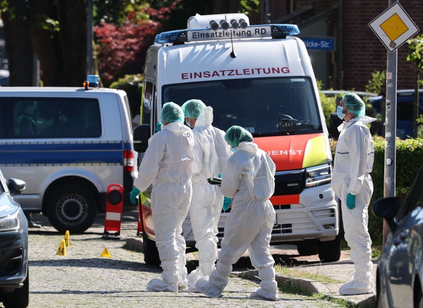 29日（現地時間）、ドイツ北部シュターデで発生した銃撃事件で6人が死亡した現場で、警察が鑑識作業を行っている。AFP＝聯合ニュース
