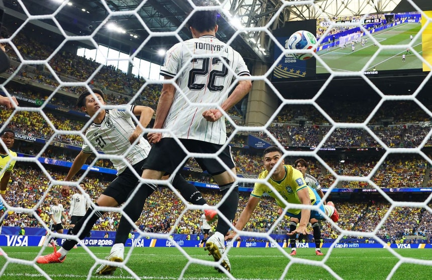 ヘディングで同点ゴールを決めたブラジルのカゼミーロ（右）。［写真 ロイター＝聯合ニュース］