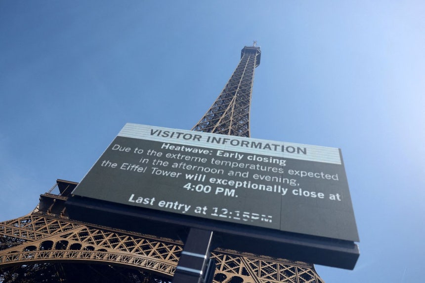 23日（現地時間）、フランスのほぼ全土が猛暑に見舞われる中、パリの気温上昇を受け、エッフェル塔の早期閉鎖を知らせる大型スクリーン。ロイター＝聯合ニュース