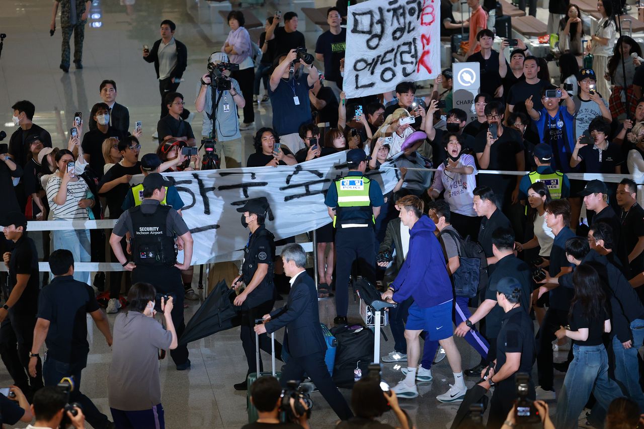   怒りに満ちたファンの激しい怒号と罵声の中で帰国する洪明甫（ホン・ミョンボ）前韓国サッカー代表監督。キム・ギョンロク記者