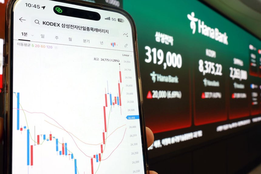 サムスン電子とSKハイニックスのレバレッジ上場投資信託（ETF）が発売された先月27日、ソウルのハナ銀行ディーリングルームのモニターに証券市況が表示されている。［写真 ニュース1］