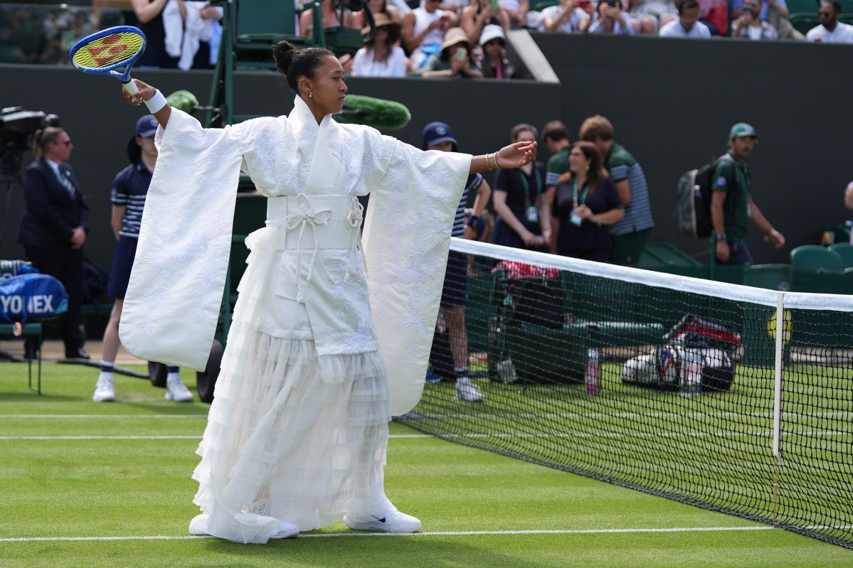 白い着物風の衣装を着た大坂なおみ。［写真 AP＝ニューシス］
