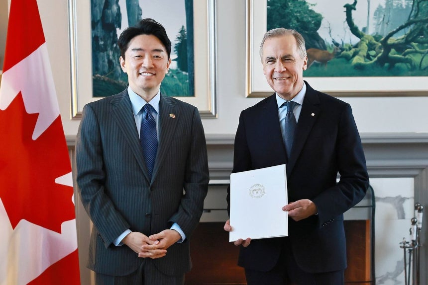 昨年1月、姜勲植（カン・フンシク）大統領秘書室長はカナダでカーニー首相と会い、李在明（イ・ジェミョン）大統領の親書を伝えた。 ［姜勲植秘書室長 フェイスブック キャプチャー］