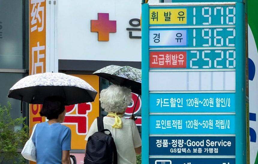 28日、ソウル市内のガソリンスタンドに掲示されたガソリン価格。聯合ニュース