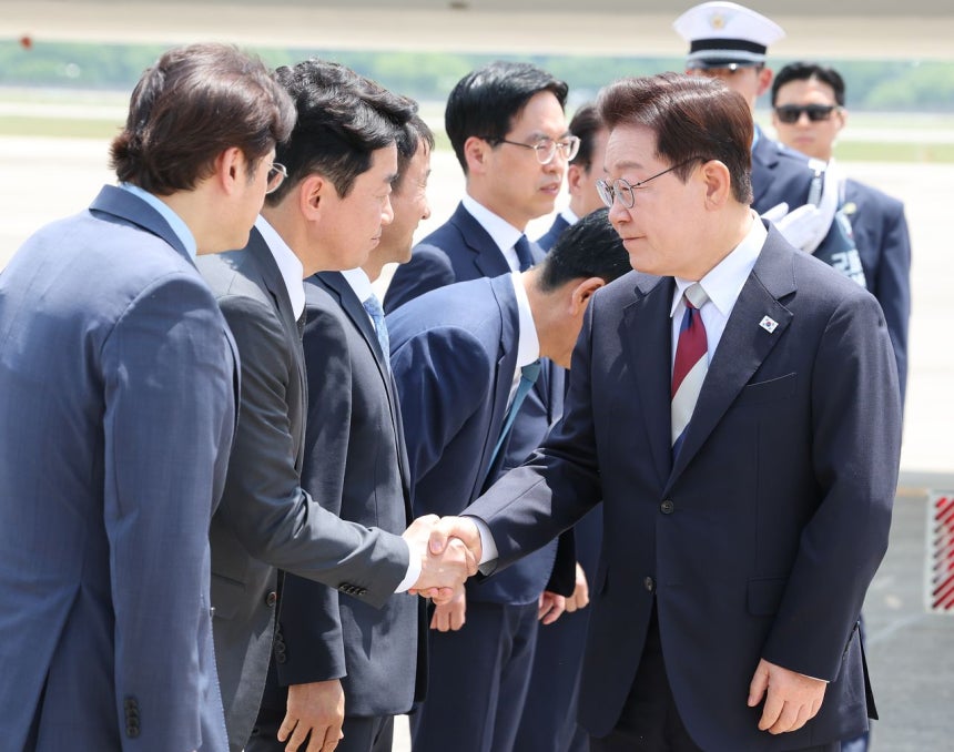 今月18日、先進7カ国首脳会議（G7サミット）の日程を終えた李在明（イ・ジェミョン）大統領が城南（ソンナム）ソウル空港に到着し、姜勲植（カン・フンシク）秘書室長とあいさつしている。 ［ニュース1］