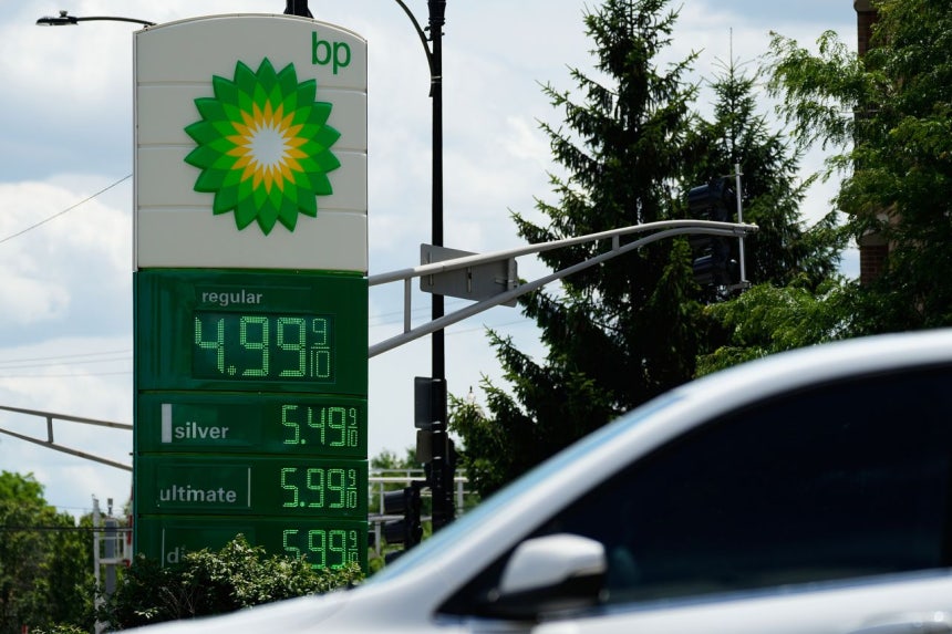 25日（現地時間）、米イリノイ州のガソリンスタンドに表示されたガソリン価格。トランプ大統領はイランとの交渉を前にした29日、ガソリン価格の目標を1ガロン当たり2．5ドルと示したが、実際の価格はこの水準を大きく上回っている。AP＝聯合ニュース