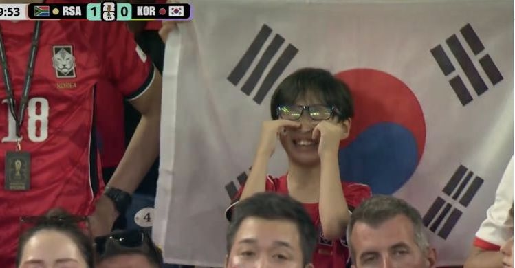W杯グループリーグ第 3戦、韓国対南アフリカの試合中継画面に絶叫する若い観客の姿が写り話題になった。［オンラインコミュニティ キャプチャー］