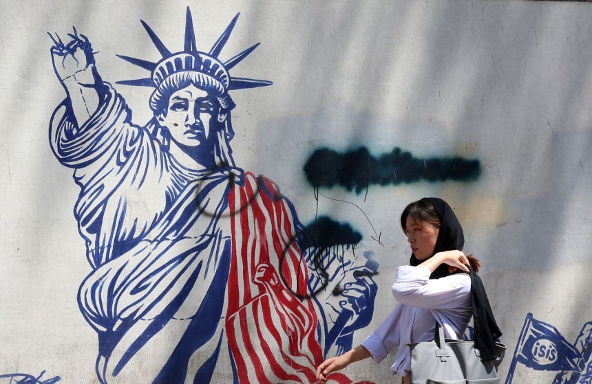 22日、テヘランの旧米国大使館の近くに描かれた腕が切られた自由の女神の壁画の前をイラン女性が通り過ぎている。［写真 EPA＝聯合ニュース］