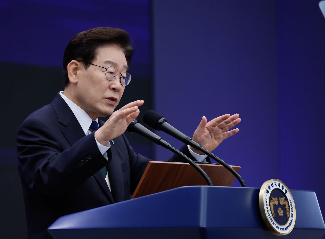 韓国の李在明（イ・ジェミョン）大統領が30日、光州市西区（クァンジュシ・ソグ）の金大中（キム・デジュン）コンベンションセンターで開かれた「西南圏先端産業発展ビジョン国民報告会」で祝辞を述べている。青瓦台写真記者団