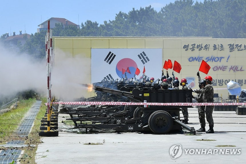 低高度で接近する群集ドローンに向けてバルカン射撃をする場面 ［写真 空軍提供］