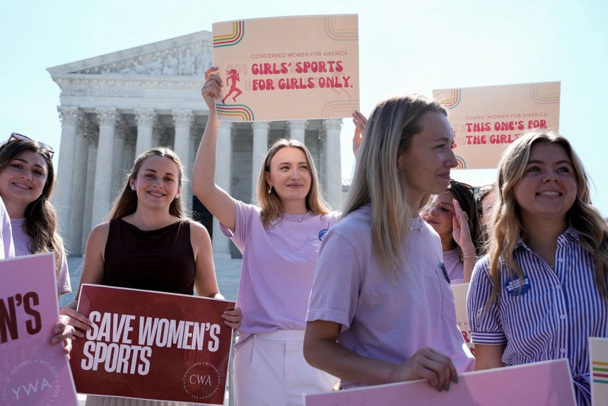 米ワシントンで30日（現地時間）、女性たちが米連邦最高裁のトランスジェンダー学生選手に関する判決を歓迎するプラカードを掲げ、デモを行っている。この日、連邦最高裁は、ウェストバージニア州とアイダホ州の「トランスジェンダーの女子スポーツチームへの参加禁止」法が合憲であるとの判断を示した。［ロイター＝聯合ニュース］