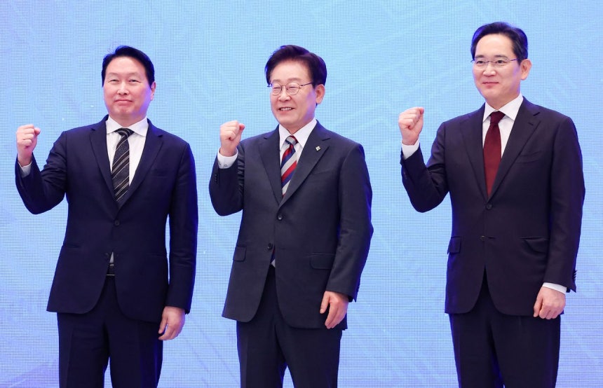 韓国の李在明（イ・ジェミョン）大統領とサムスン電子の李在鎔（イ・ジェヨン）会長、SKグループの崔泰源（チェ・テウォン）会長が29日、青瓦台（チョンワデ、大統領府）で開かれた「大韓民国大飛躍3大メガプロジェクト国民報告会」で拳を握っている。青瓦台写真記者団