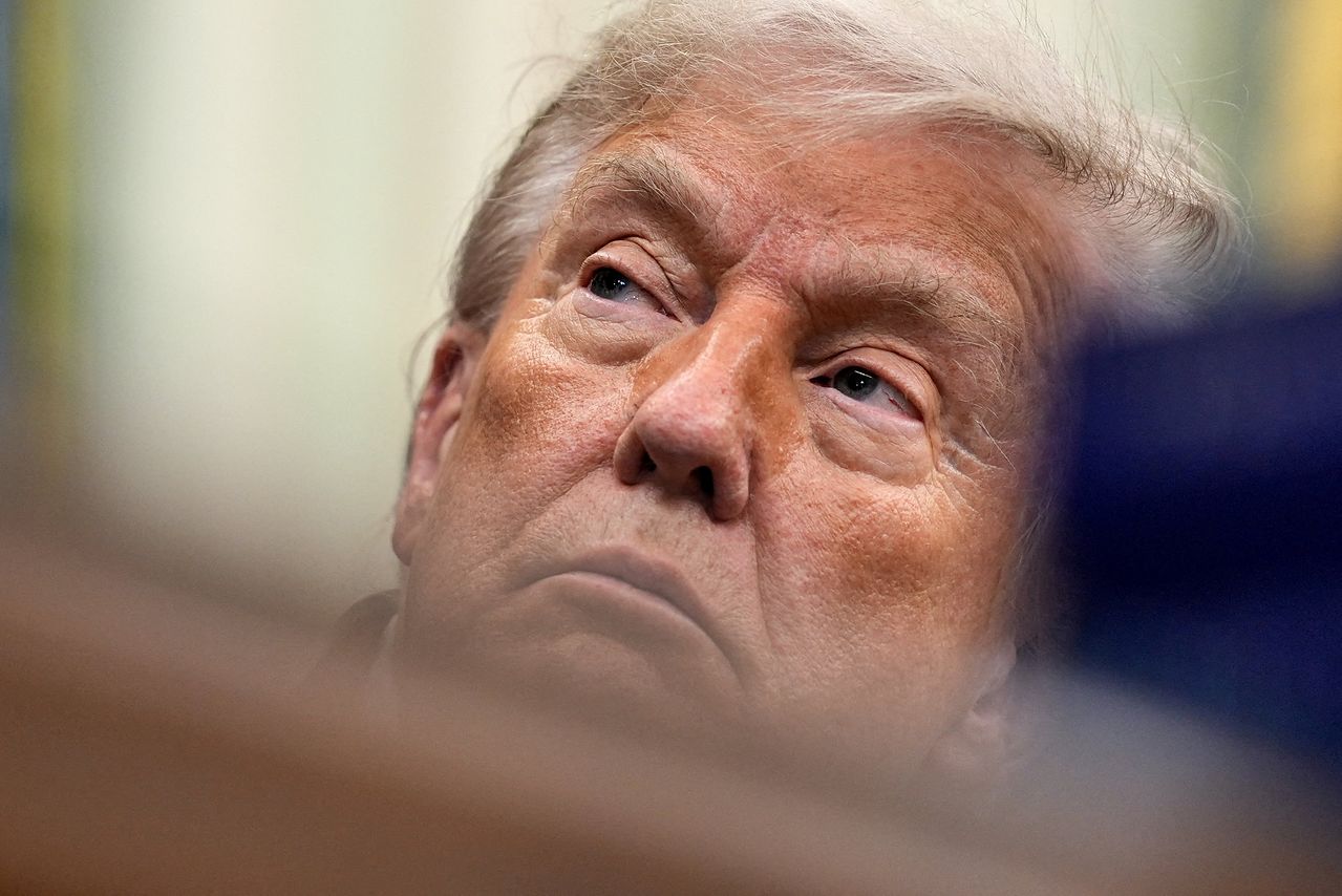 ドナルド・トランプ米大統領が26日（現地時間）、ホワイトハウスで行われた大統領令署名式で記者団の質問を聞いている。［ロイター＝聯合ニュース］