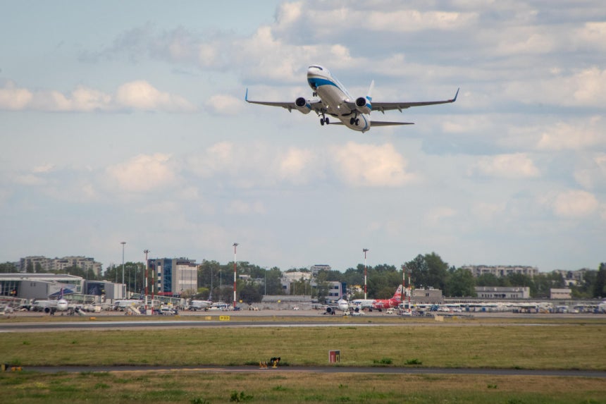 昨年9月12日（現地時間）、ポーランド・ワルシャワのショパン空港で旅客機が離陸している様子。（※記事とは直接関係ありません）［新華社＝聯合ニュース］