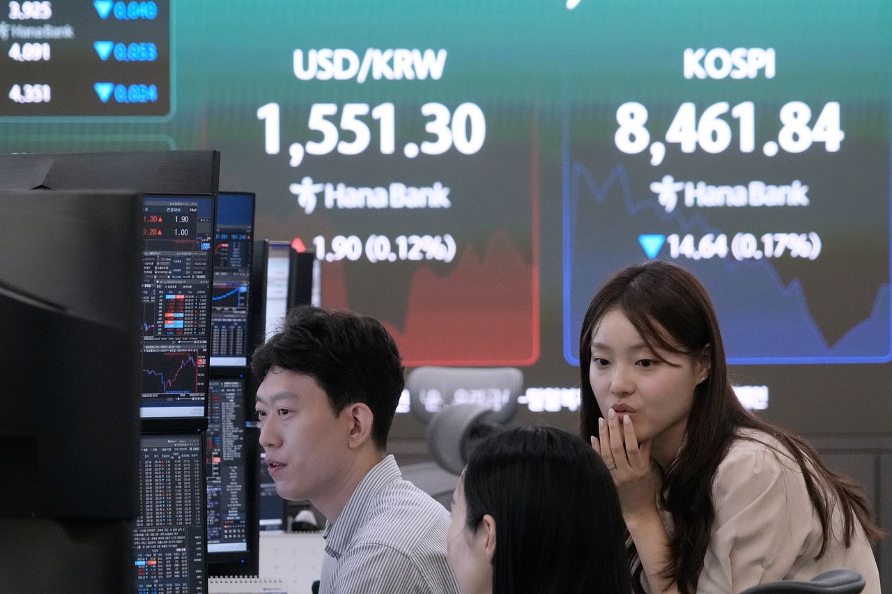 1日午前、ソウルのハナ銀行ディーリングルームのモニターにKOSPI指数と為替相場が表示されている。［写真 AP＝聯合ニュース］