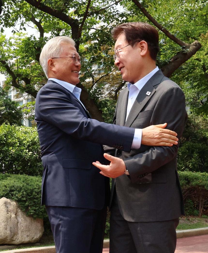 李在明（イ・ジェミョン）大統領が就任後初めて文在寅（ムン・ジェイン）元大統領を青瓦台の常春斎に招待し、1日、昼食を共にした。李大統領は「絶えず外延を拡張して構造的多数を作るべき」と述べ、文元大統領は「民主改革陣営のより大きな団結につなげるべき」と話した。 ［青瓦台写真記者団］