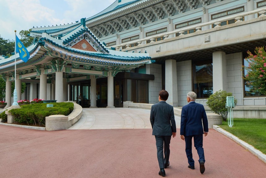 李在明大統領（左）と文在寅元大統領は1日、青瓦台の常春斎で昼食を終えた後、本館まで歩いて移動した。文元大統領が南北関係について「対話の扉を叩いていればいつかまたきっかけが生じるはず」と話すと、李大統領は「太陽政策と平和共存政策は今後も継続していく」と答えた。［青瓦台］