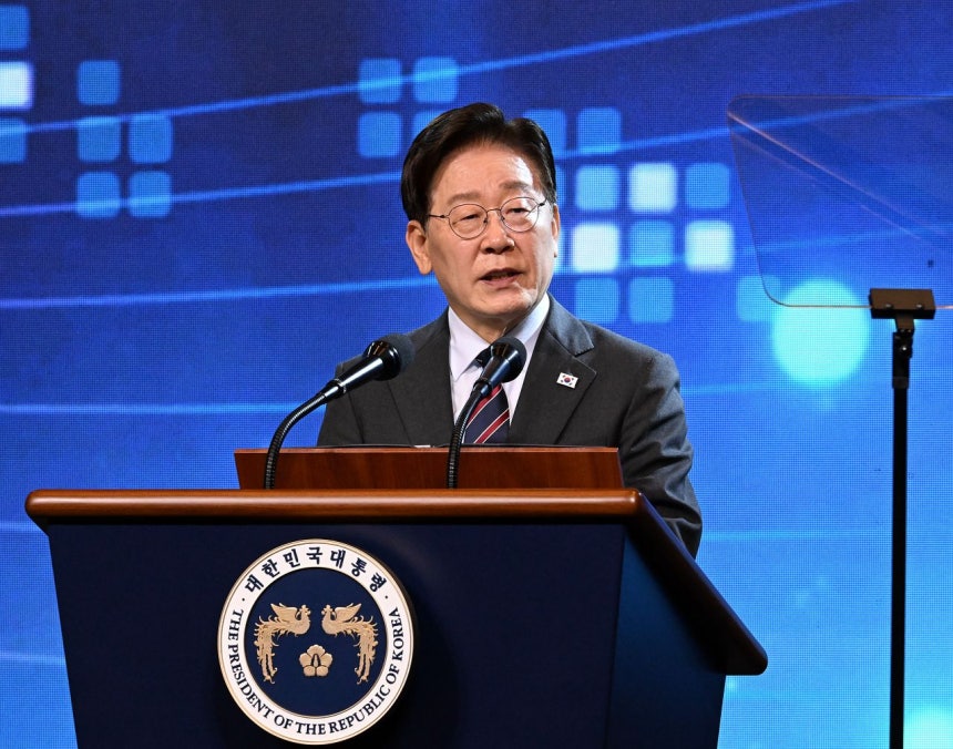 韓国の李在明（イ・ジェミョン）大統領が1日、仁川・永宗島（インチョン・ヨンジョンド）のインスパイアで開かれた第22期民主平和統一諮問会議ユーラシア地域会議の平和共存政策対話で激励のあいさつをしている。［青瓦台写真記者団］