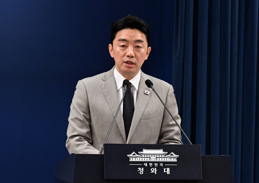 韓国の姜勲植（カン・フンシク）大統領秘書室長が先月21日、青瓦台（チョンワデ、大統領府）春秋館で人事に関する記者会見を行っている。聯合ニュース