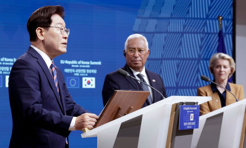 李在明（イ・ジェミョン）大統領、アントニオ・コスタ欧州理事会常任議長、ウルズラ・フォン・デア・ライエン欧州委員会委員長が先月10日（現地時間）、ベルギー・ブリュッセルのEU理事会で共同記者発表を行っている。［ニュース1］