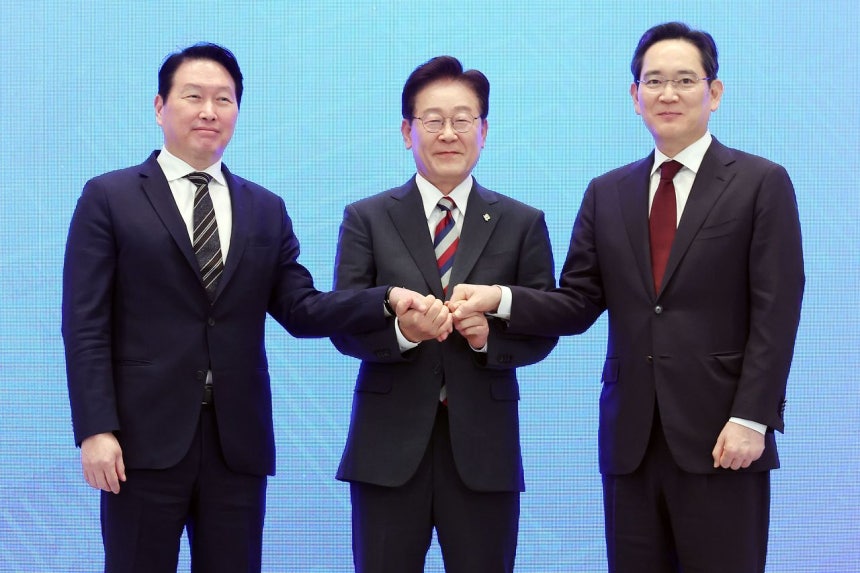 李在明（イ・ジェミョン）大統領と李在鎔（イ・ジェヨン）サムスン電子会長、崔泰源（チェ・テウォン）SKグループ会長が先月29日、青瓦台（チョンワデ、大統領府）迎賓館で開かれた大韓民国大飛躍3大メガプロジェクト国民報告会で手を握り合っている。 ［ニュース1］