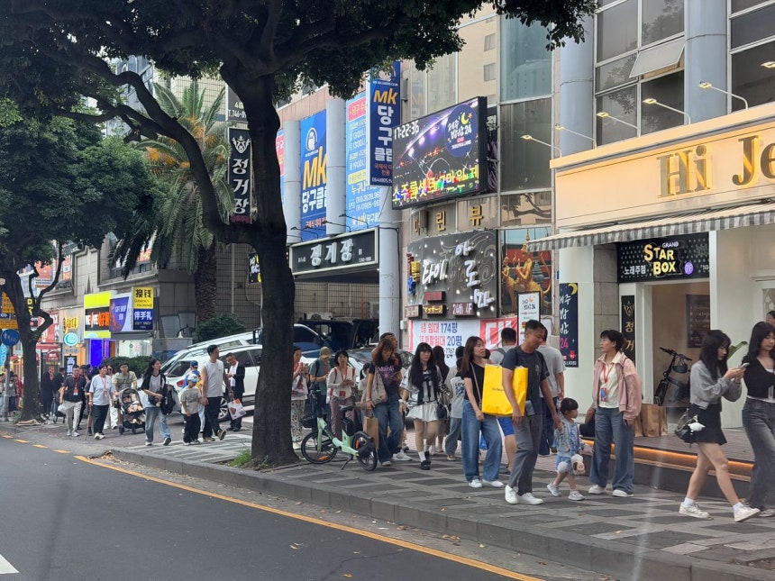 先月30日、済州市蓮洞（チェジュシ・ヨンドン）の新羅免税店・済州店近くの並木道を埋め尽くす中華圏の観光客ら。チェ・チュンイル記者