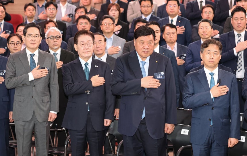 李在明（イ・ジェミョン）大統領が2日、牙山市で開かれた忠清（チュンチョン）圏先端産業発展ビジョン国民報告会で国民儀礼をしている。左から李在鎔（イ・ジェヨン）サムスン電子会長、李在明（イ・ジェミョン）大統領、徐廷珍（ソ・ジョンジン）セルトリオン会長、クァク・ノジョンSKハイニックス代表。 ［聯合ニュース］