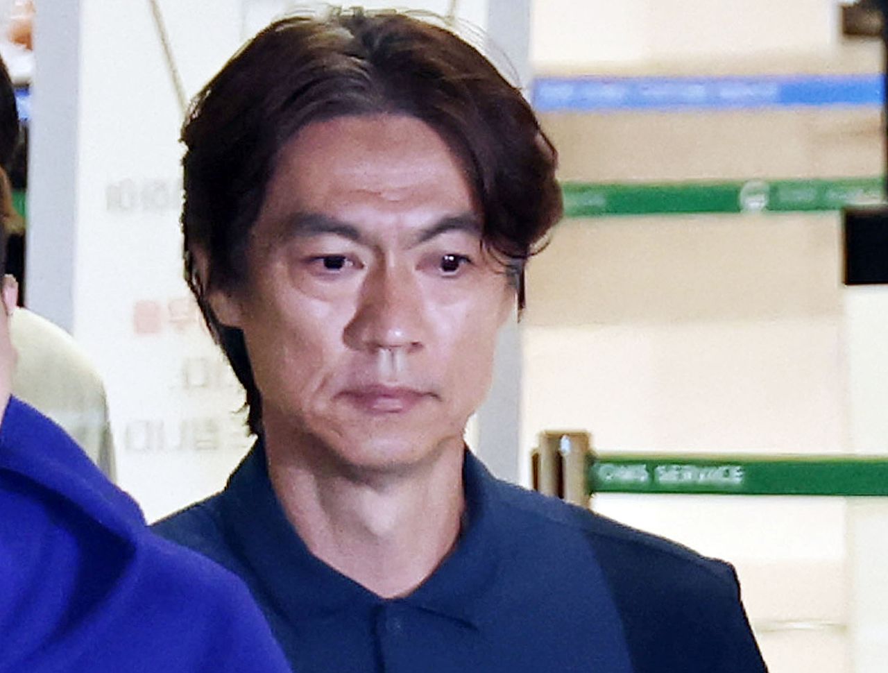 2026北中米ワールドカップ（W杯）で史上最悪の成績に終わった洪明甫（ホン・ミョンボ）前サッカー韓国代表監督が先月30日、仁川（インチョン）国際空港第2旅客ターミナルを通じて帰国している。聯合ニュース