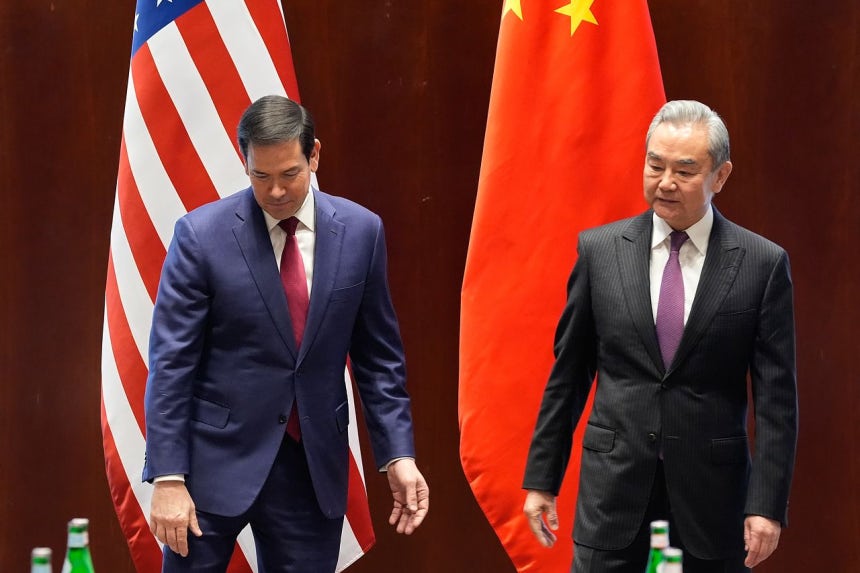 先月30日、米国のマルコ・ルビオ国務長官と中国の王毅外相が電話会談を行ったと、中国共産党機関紙・人民日報が2日、報じた。一方、米国務省はこの日まで電話会談に関するいかなる立場も明らかにしておらず、その理由に注目が集まっている。写真は今年2月、ドイツ・ミュンヘンで会談する米中外交トップ。AP＝聯合ニュース