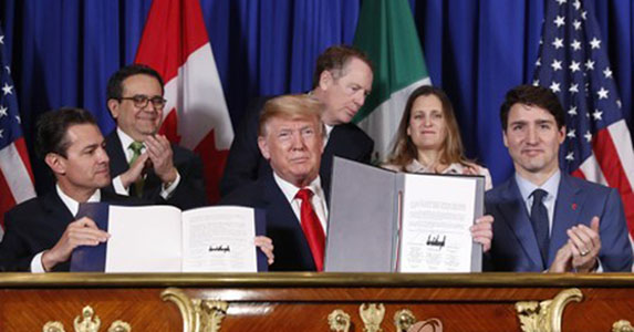 2018年11月、トランプ米大統領（中央）とメキシコのペニャニエト大統領（左）、カナダのトルドー首相（いずれも当時）が北米自由貿易協定（NAFTA）に代わるUSMCAに署名した。［写真 AP＝聯合ニュース］