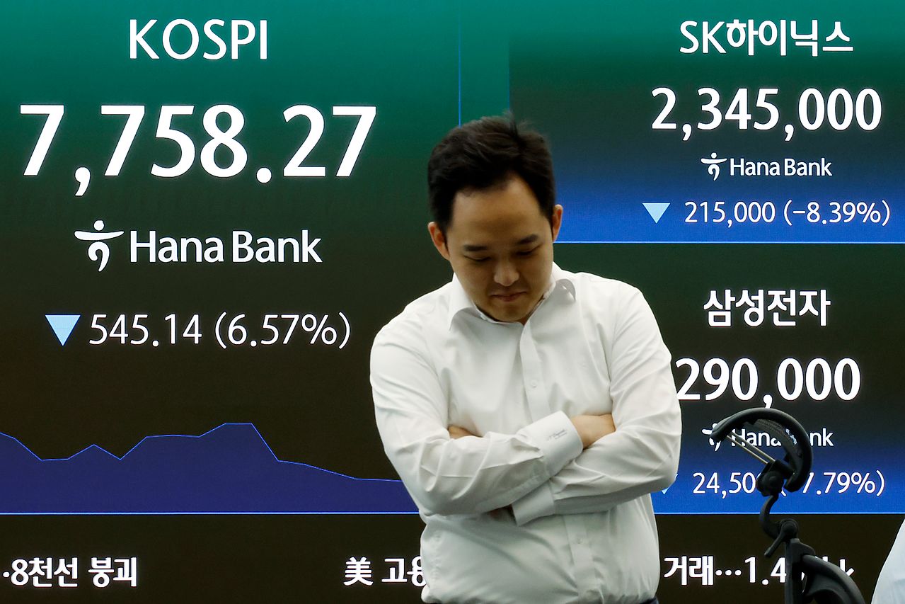 2日午前、ソウル市中区（チュング）のハナ銀行本店ディーリングルームの電光掲示板に、KOSPIなどの相場情報が表示されている。［ニュース1］