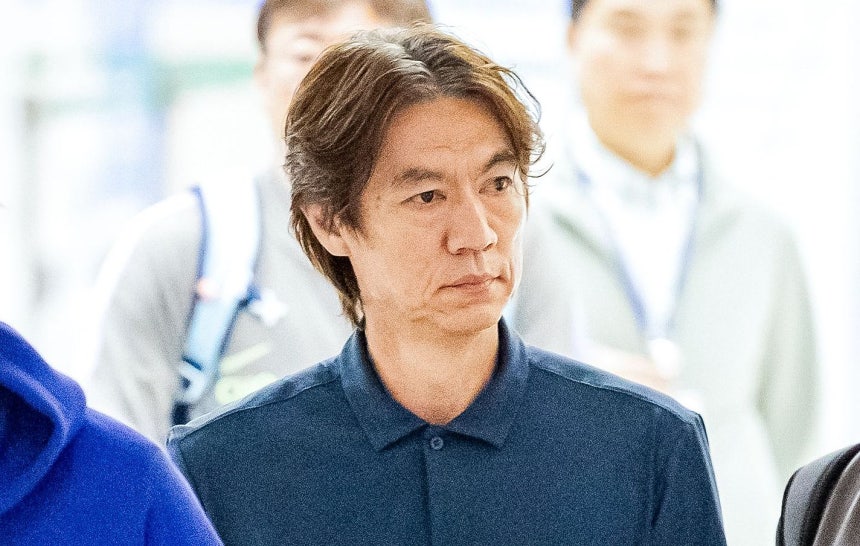2026北中米W杯1次リーグ敗退後に辞任した韓国代表の洪明甫（ホン・ミョンボ）前監督が先月29日に帰国し、仁川（インチョン）国際空港第2ターミナルを歩いている。 キム・ギョンロク記者