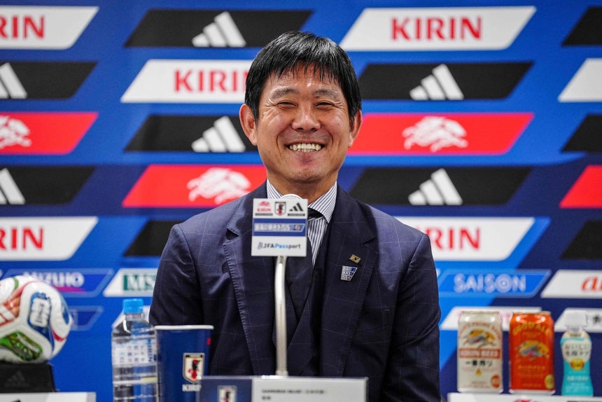 日本代表の森保一監督が2日、帰国後の記者会見で質問に答えながら笑っている。 ［AFP＝聯合ニュース］