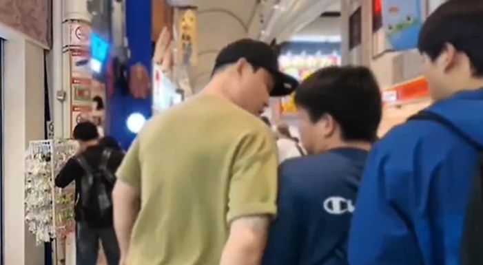   日本の「ぶつかり男」に肩をぶつけて注意する韓国人。［写真 SNS］