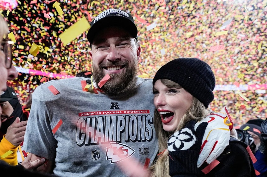 米プロフットボール（NFL）選手のトラビス・ケルシー（左）とポップスターのテイラー・スウィフト。AP＝聯合ニュース