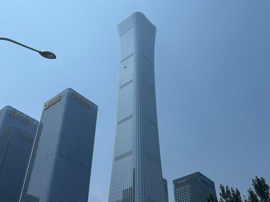 先月28日昼、中国・北京市中心業務地区（CBD）の超高層ビル「シティックタワー（CITIC Tower、中国尊」の外壁に、2日前の軽飛行機衝突事故で生じた痕跡が残っている。聯合ニュース