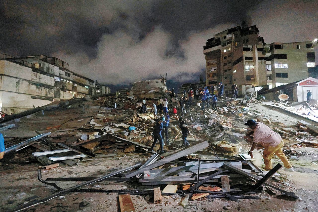 ベネズエラで強い地震が発生し、救助隊員らが首都カラカス近郊の倒壊した建物のがれきの中で捜索活動を行っている。［AP＝聯合ニュース］