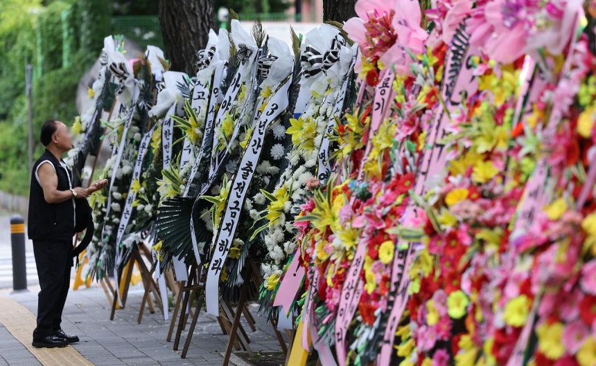 2日、ソウル市江東区の培材高校の前に、同校の野球部を批判する花と応援する花が置かれた。これに先立ち培材高校の選手は先月29日、ソウル木洞球場で行われた第81回青竜旗全国高校野球選手権大会で、相手チームの光州第一高校に向けて「スターバックスに行こう」「タンクデー」などと叫んで物議を醸した。 ［ニュース1］