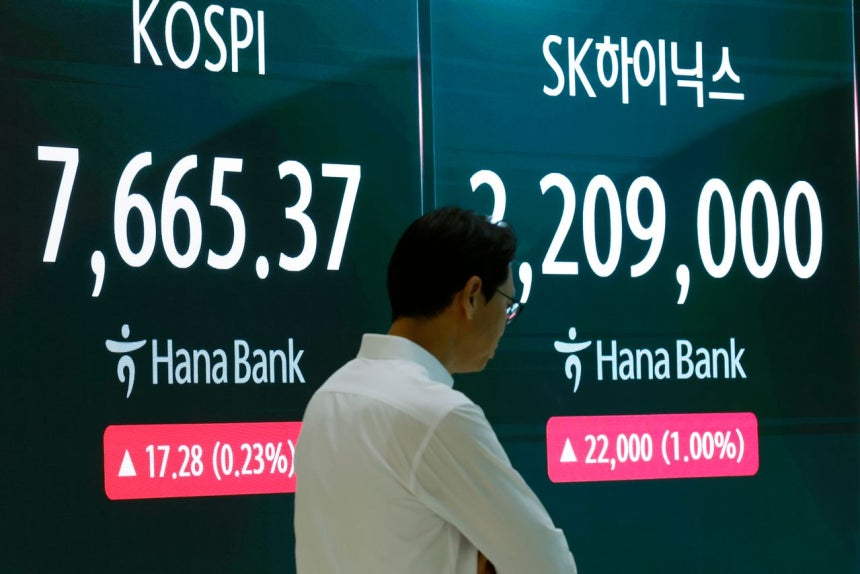 2日午前、ソウル市中区（チュング）のハナ銀行本店ディーリングルームの電光掲示板にKOSPI（韓国総合株価指数）などの相場が表示されている。ニュース1