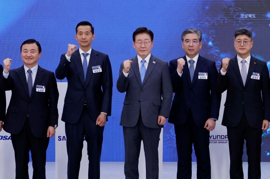 李在明大統領（真ん中）が3日、晋州で開かれた「嶺南圏先端産業発展ビジョン国民報告会」に出席し、投資協約式を終えた後、記念撮影をしている。左から盧泰文サムスン電子社長、金東官ハンファグループ副会長、李大統領、張在勲現代車グループ副会長、鄭載憲（チョン・ジェホン）SKテレコム社長 ［青瓦台写真記者団］